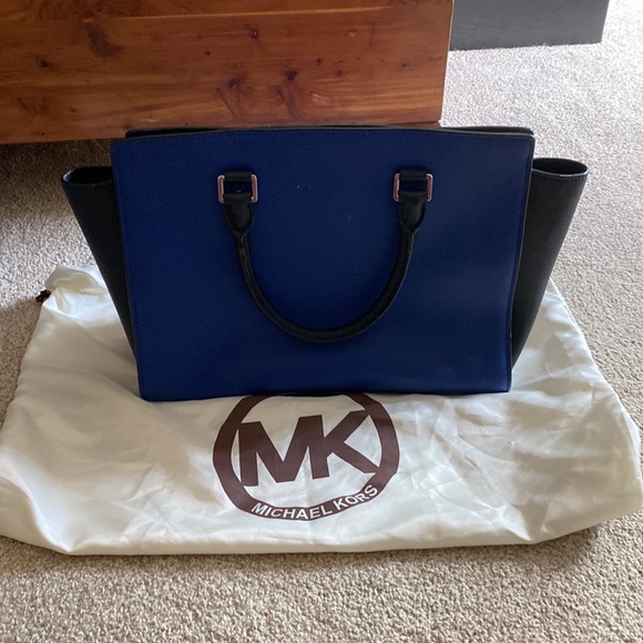 Blue Michael Kors bag. - Picture 2 of 4